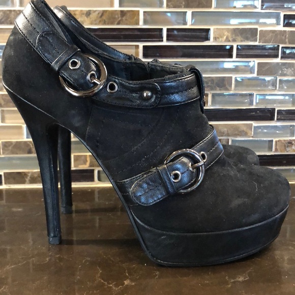 Oe Black belted ankle bootie Heels - Picture 3 of 5